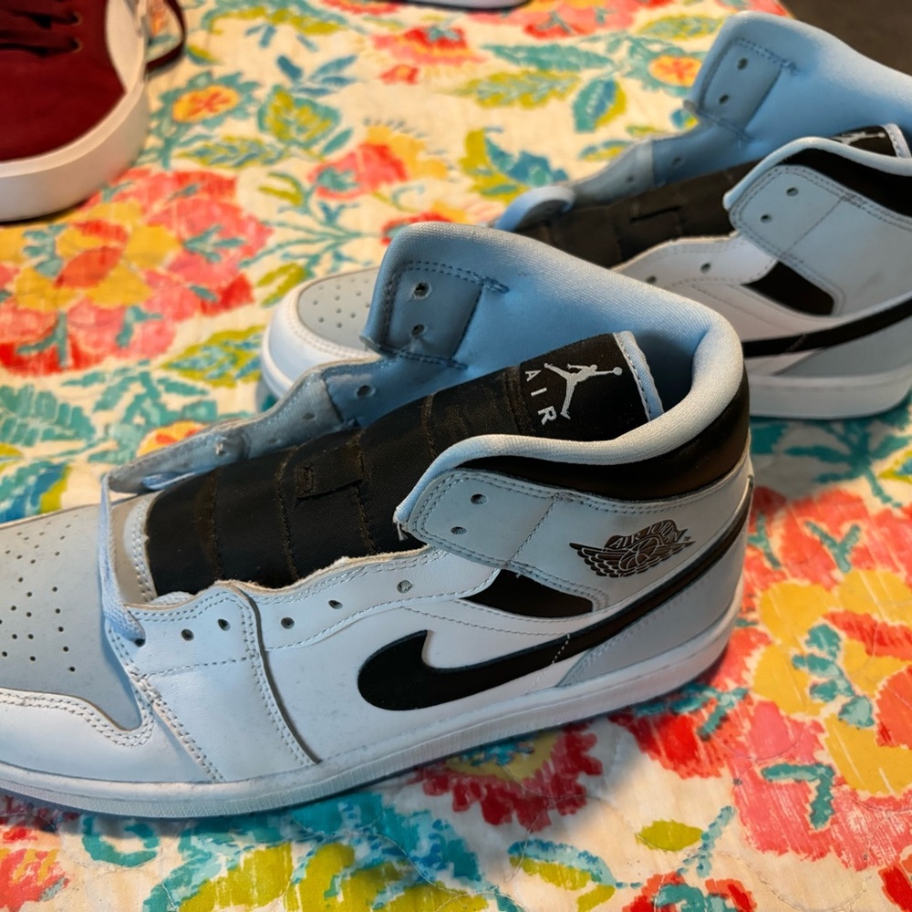 Jordan 1 Mid SE White Ice Blue